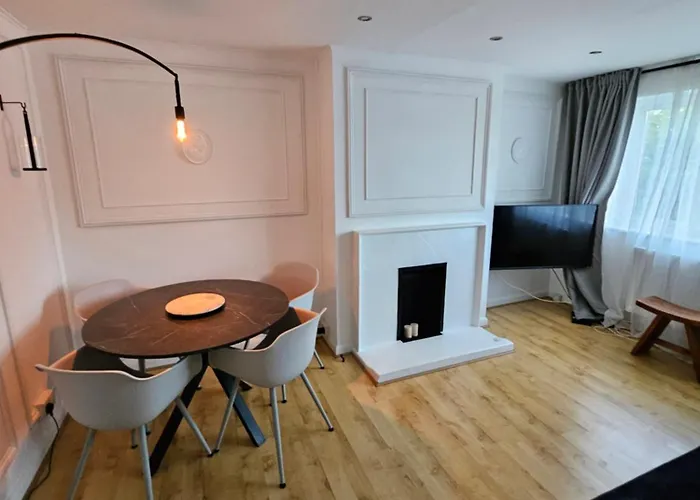 Wembley, Cosy 2 Bed Apa, Next To The Park